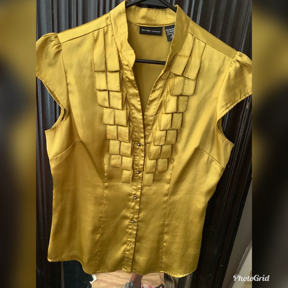 New York and Company Top size 6